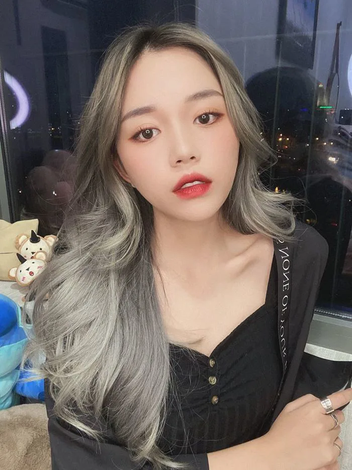 Linh Ngọc Đàm, nữ streamer cân mọi kiểu tóc