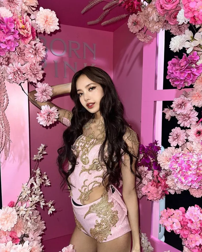 Em út' Lisa của BLACKPINK khoe loạt ảnh 'vạn người mê', còn cảm ơn các fan bằng tiếng Việt