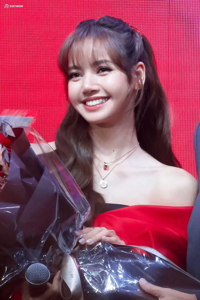 Nhan sắc rực rỡ của Lisa (BLACKPINK) - người từng được phong là sao nữ đẹp nhất thế giới