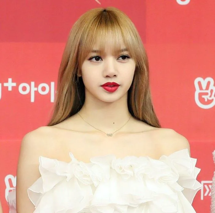 Hình ảnh Lisa (Black Pink) đẹp nhất | Kiểu tóc cho prom, Màu hồng, Tươi cười