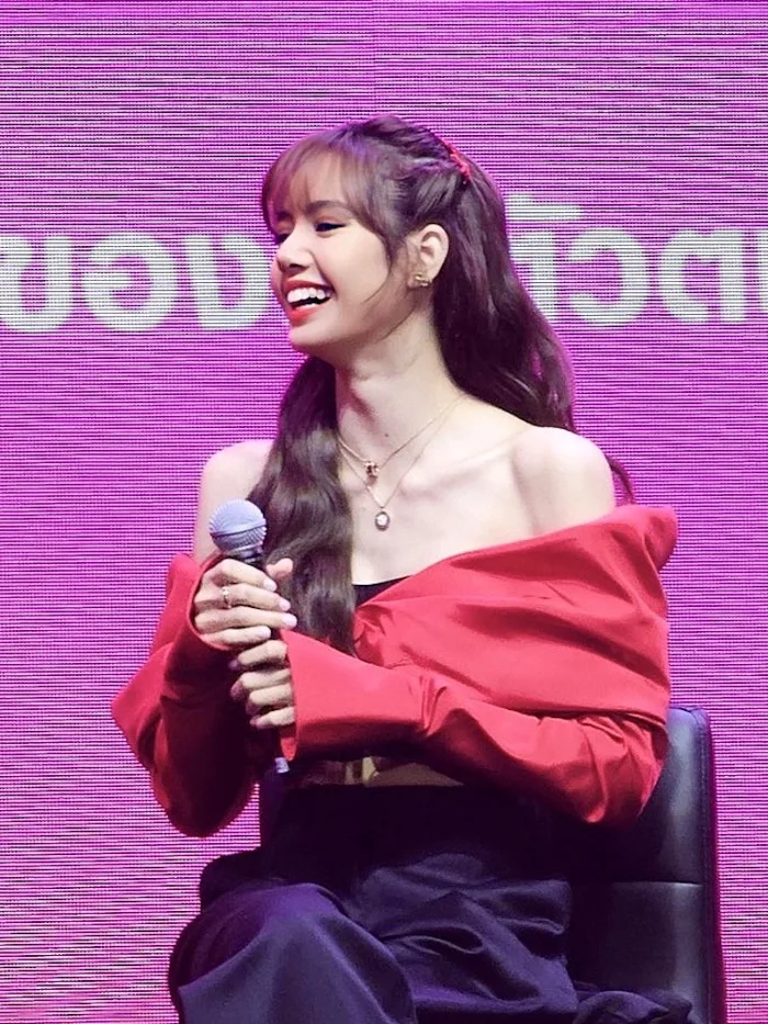 Lisa (BlackPink) diện thiết kế mới của Công Trí