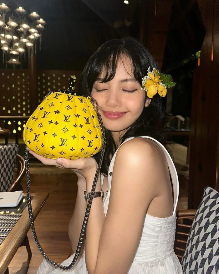 Lisa (Blackpink) chuộng túi xách bí ngô, máy ảnh