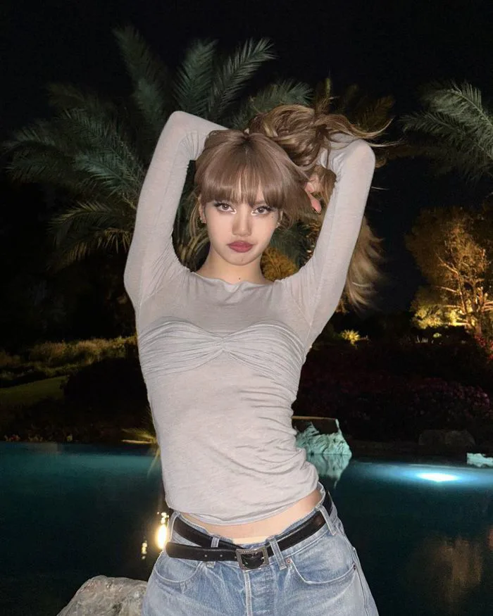 Chỉ ngồi một chỗ sương sương, Lisa (BLACKPINK) vẫn khiến fan 'đổ rầm rầm' với hình ảnh sexy hiếm thấy