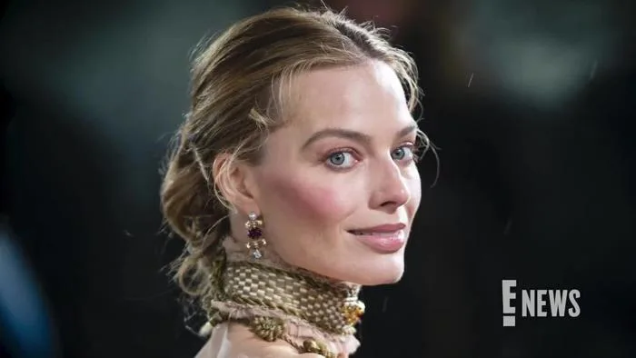 Margot Robbie diện váy áo cảm hứng 'Đồi gió hú'