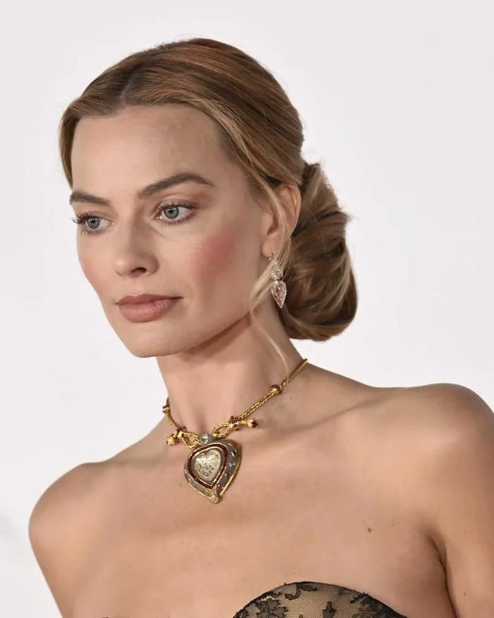 Margot Robbie và 10 khoảnh khắc trang sức kim cương đáng nhớ nhất - Tuổi  Trẻ Online