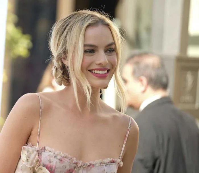 Margot Robbie: Từ nhân viên thu ngân tàu điện ngầm đến ngôi sao Hollywood
