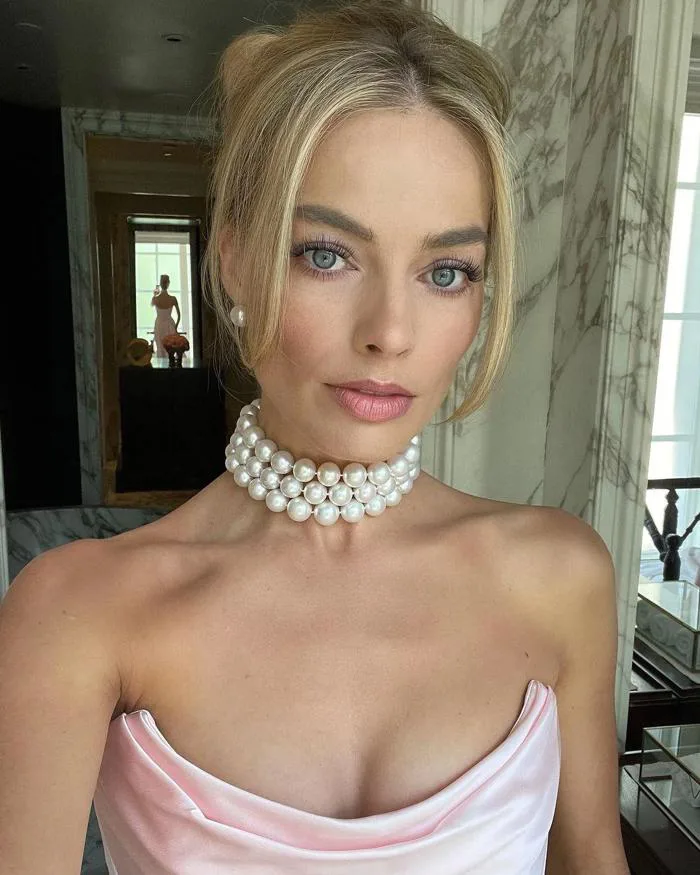 Margot Robbie vừa cho chúng ta thấy ảnh tự sướng xinh lung linh này! Đẹp  xuất sắc từ buổi ra mắt phim Barbie hôm qua 💕😍 : r/popculturechat