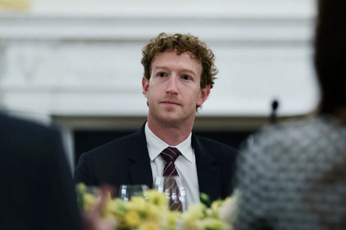 Mark Zuckerberg kiện Mark Zuckerberg vì bị khóa Facebook 5 lần