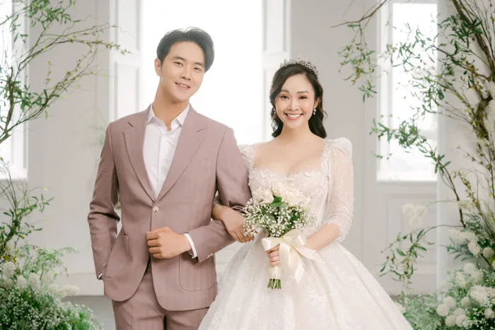 Ảnh cưới ngọt ngào của MC Thùy Linh và chú rể kém 5 tuổi