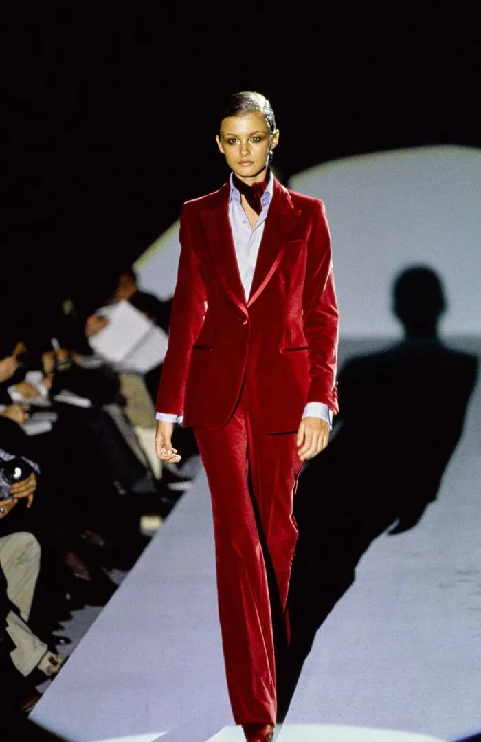 Bộ vest nhung đỏ nổi tiếng nhất thế giới vừa được Gwyneth Paltrow mặc lại