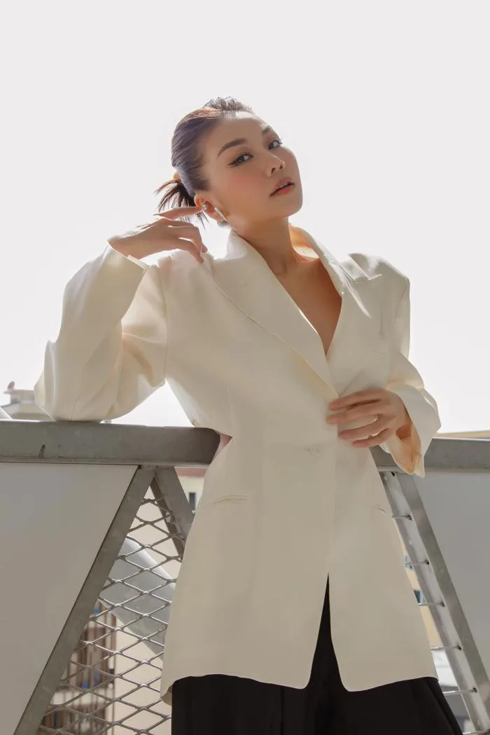 Thanh Hằng chăm mặc vest, chuẩn bị tái xuất sàn catwalk hậu đại dịch