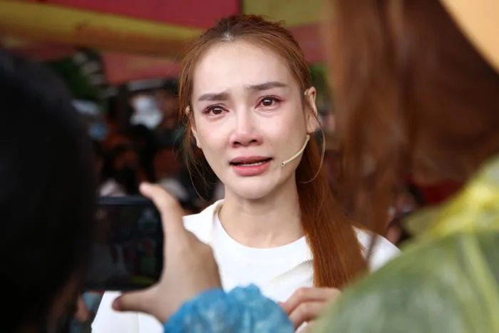 Nhã Phương khóc nghẹn, quyết làm điều đặc biệt cho cô bé Tày mồ côi