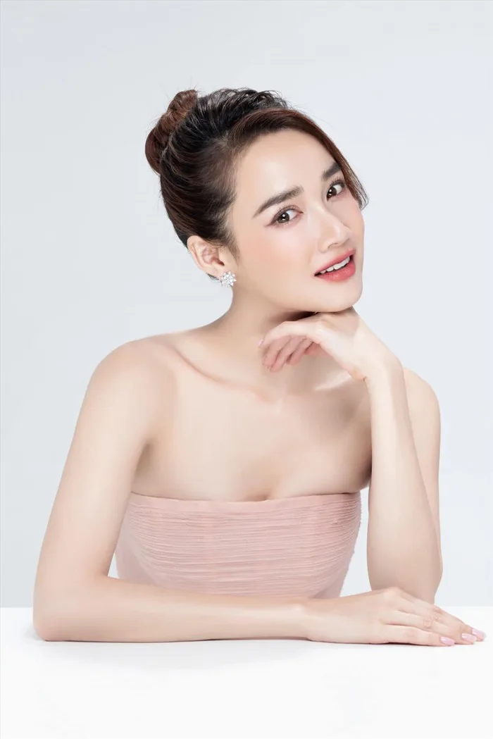Nhã Phương đẹp tựa nàng thơ, tiết lộ hôn nhân viên mãn với Trường Giang