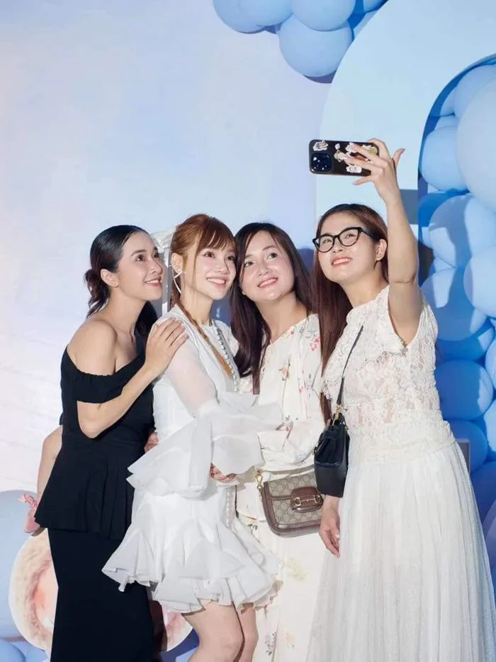 Nhan sắc 5 chị em nhà Nhã Phương - Ngôi sao