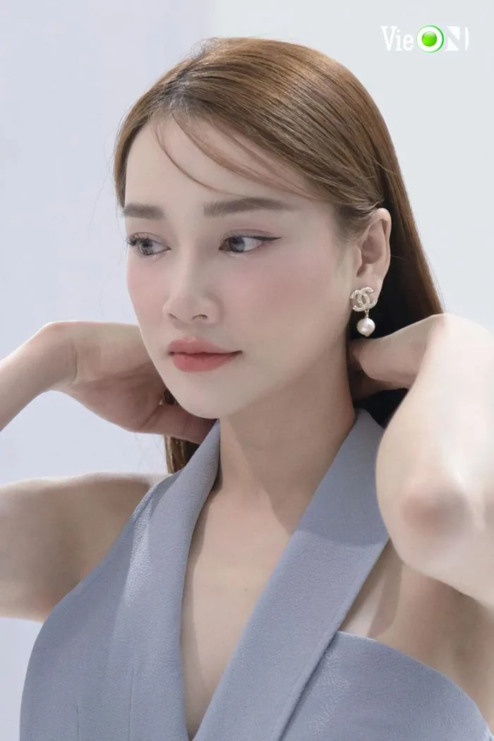 Nhã Phương khoe nhan sắc rạng rỡ ở tuổi 33