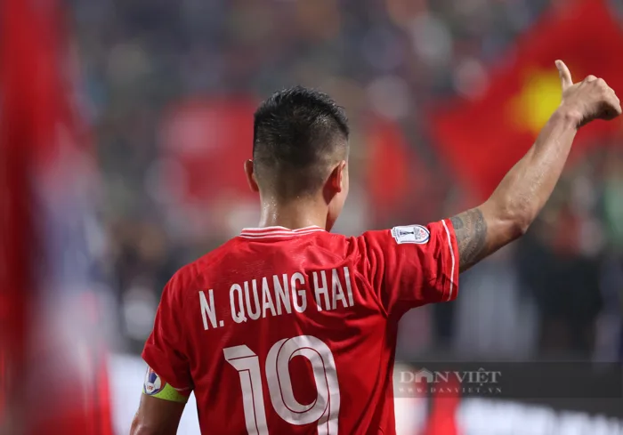 Hình ảnh Quang Hải tỏa sáng và nụ cười chiến thắng trận đầu của Nguyễn Filip