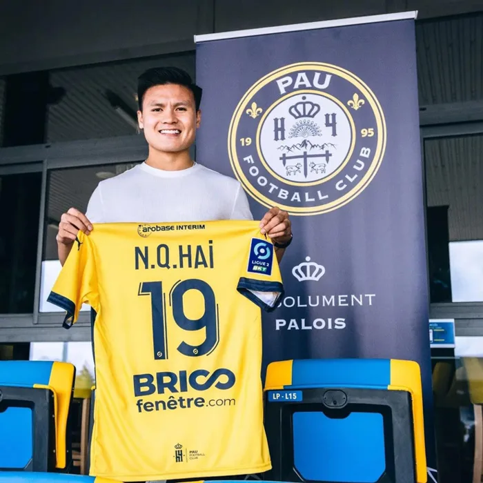 Chùm ảnh Quang Hải tươi rói ra mắt Pau FC, chủ tịch đội bóng chúc mừng