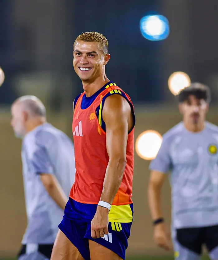 Ronaldo vẫn chưa dừng lại, khoe cơ bắp cuồn cuộn tươi rói trên sân tập ở tuổi 41