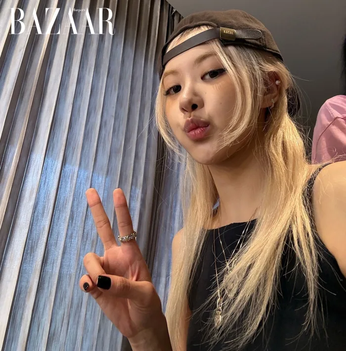 Sở thích hiện tại của Rosé (BLACKPINK): Đội mũ ngược | Harper's Bazaar Việt Nam Sở thích hiện tại của Rosé (BLACKPINK): Đội mũ ngược | Harper's Bazaar Việt Nam