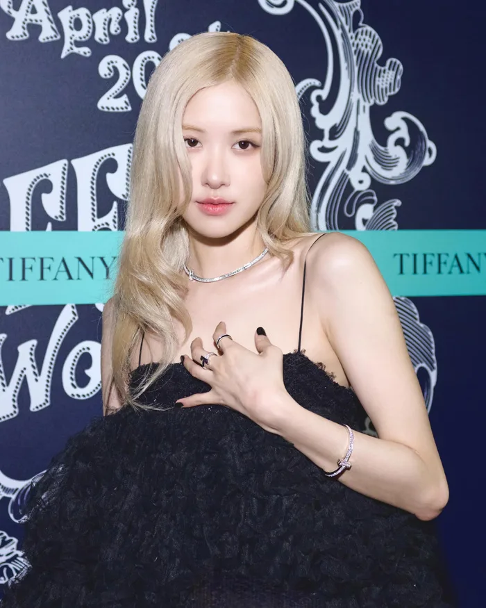 Rosé (BLACKPINK) thử nghiệm phong cách mới sau khi rời YG Rosé (BLACKPINK) thử nghiệm phong cách mới sau khi rời YG