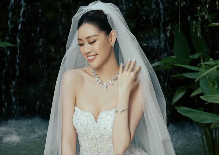 Sao Việt 31/10: Khánh Vân khoe ảnh cưới lộng lẫy, Anh Đức tình tứ bên vợ trẻ