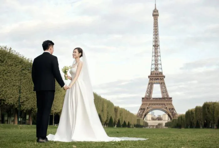 Sao Việt 29/10: Ảnh cưới đẹp như mơ của Đỗ Thị Hà trên đường phố Paris