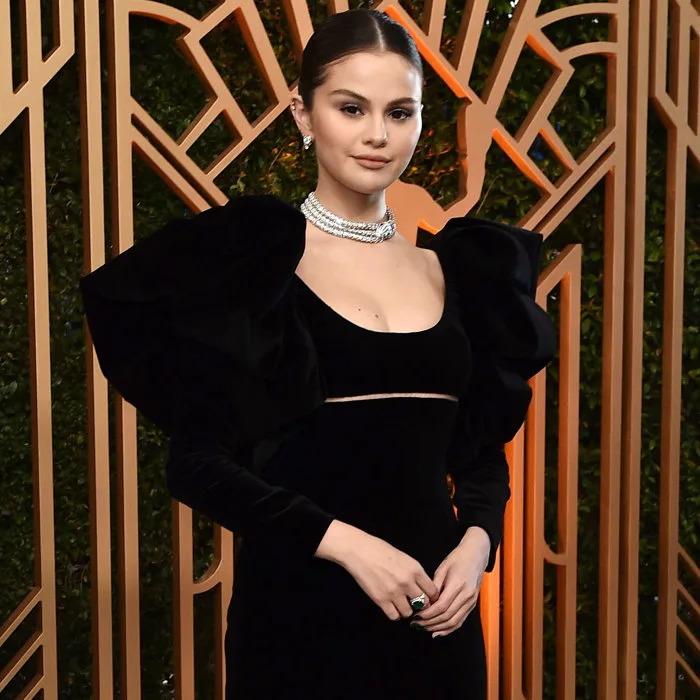Selena Gomez xấu hổ khi từng chụp ảnh khỏa thân