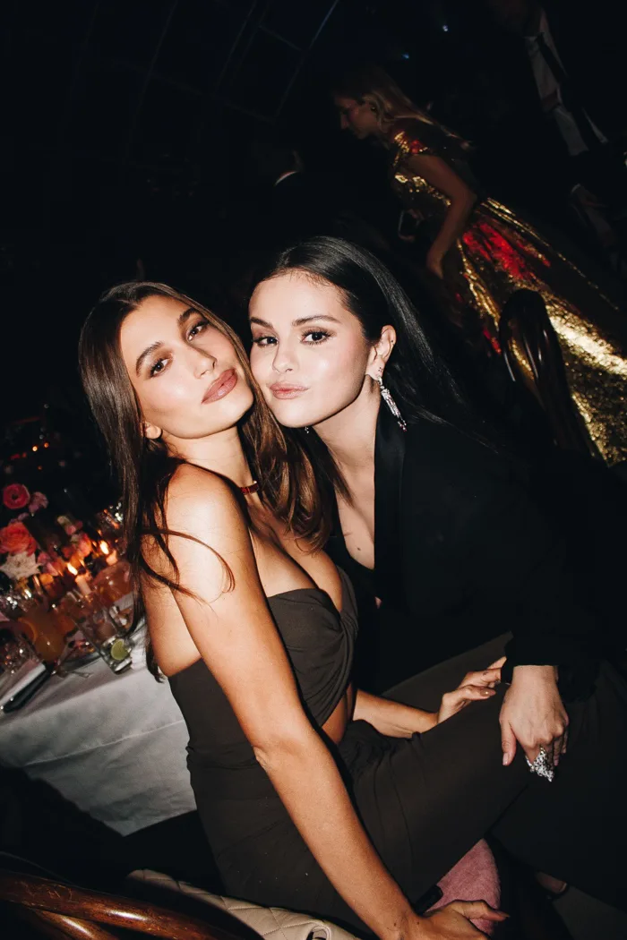 Selena Gomez và Hailey Bieber gây sốt khi chụp ảnh thân thiết tại sự kiện