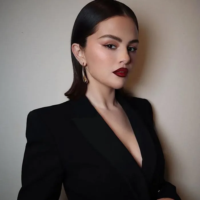 Selena Gomez khơi dậy xu hướng trang điểm thập niên 90 | ELLE