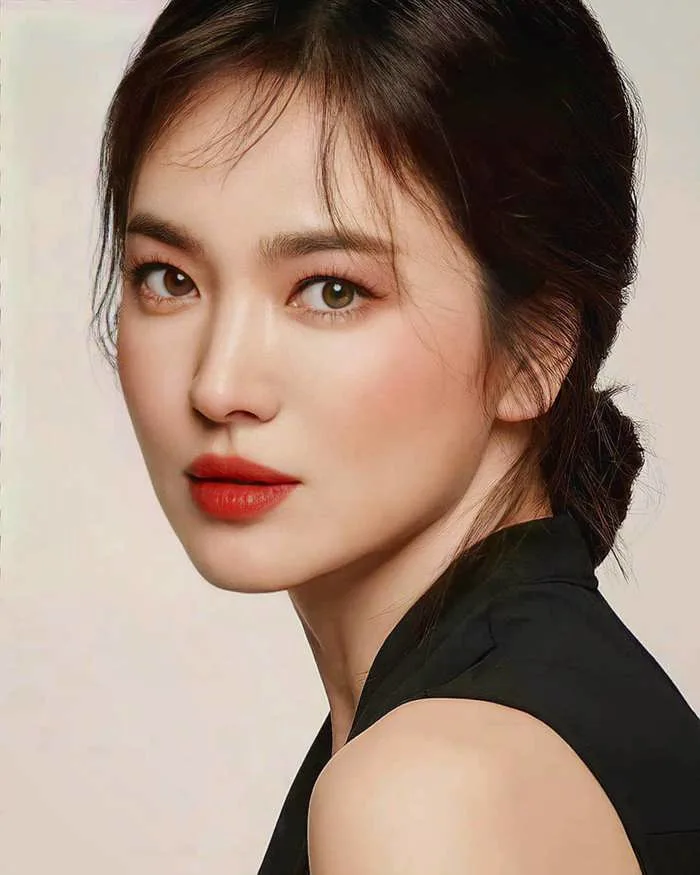 Nhìn Song Hye Kyo makeup nhạt đã quen, nhưng nhìn cô 