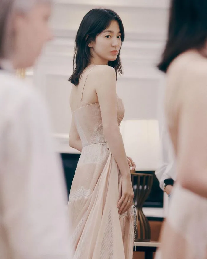 Mẹo phối đồ thanh lịch từ diễn viên Song Hye Kyo | Tatler Asia