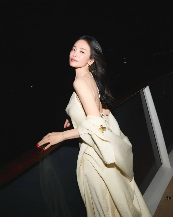 Song Hye Kyo gây sốt khi khoe lưng trần - Báo VnExpress Giải trí