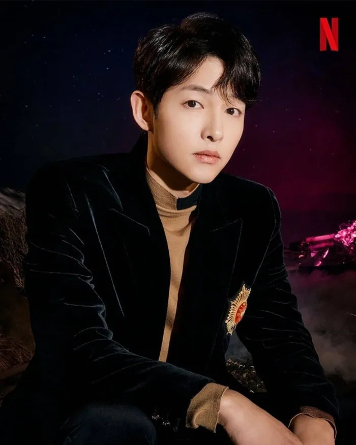 Lộ hình ảnh đầu tiên của Song Joong Ki ở hậu trường phim mới, trang phục  
