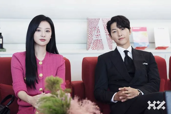 Mối quan hệ khác biệt giữa Song Hye Kyo, Song Joong Ki và Kim Ji Won sau 7  năm 