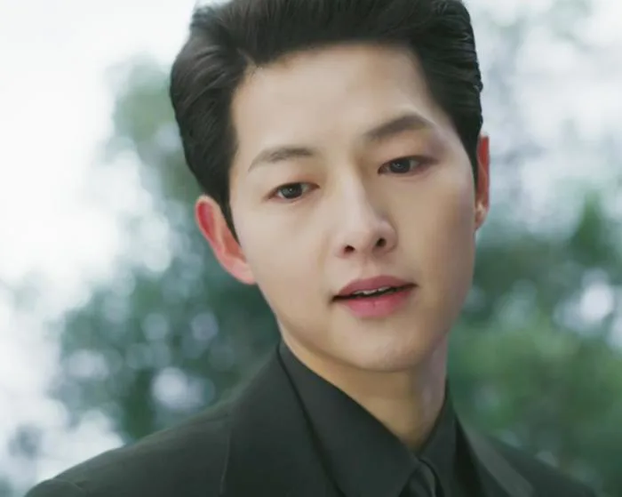 Song Joong Ki tất bật đóng phim, Song Hye Kyo chăm chỉ đăng quảng cáo