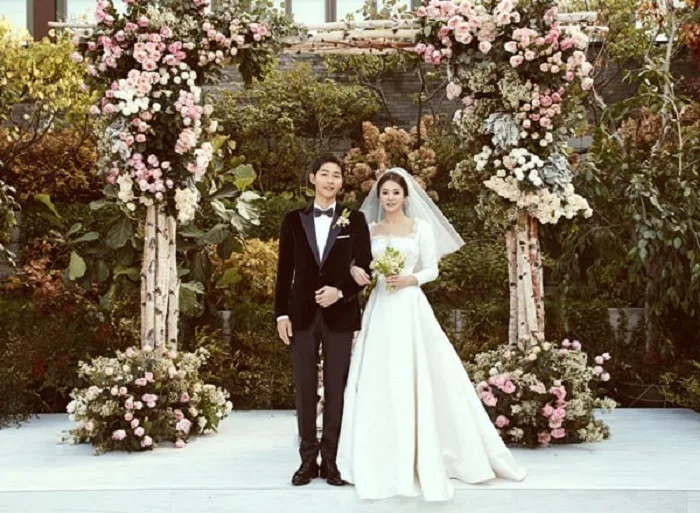 Song Joong Ki- Song Hye Kyo tung ảnh cưới theo phong cách cổ điển