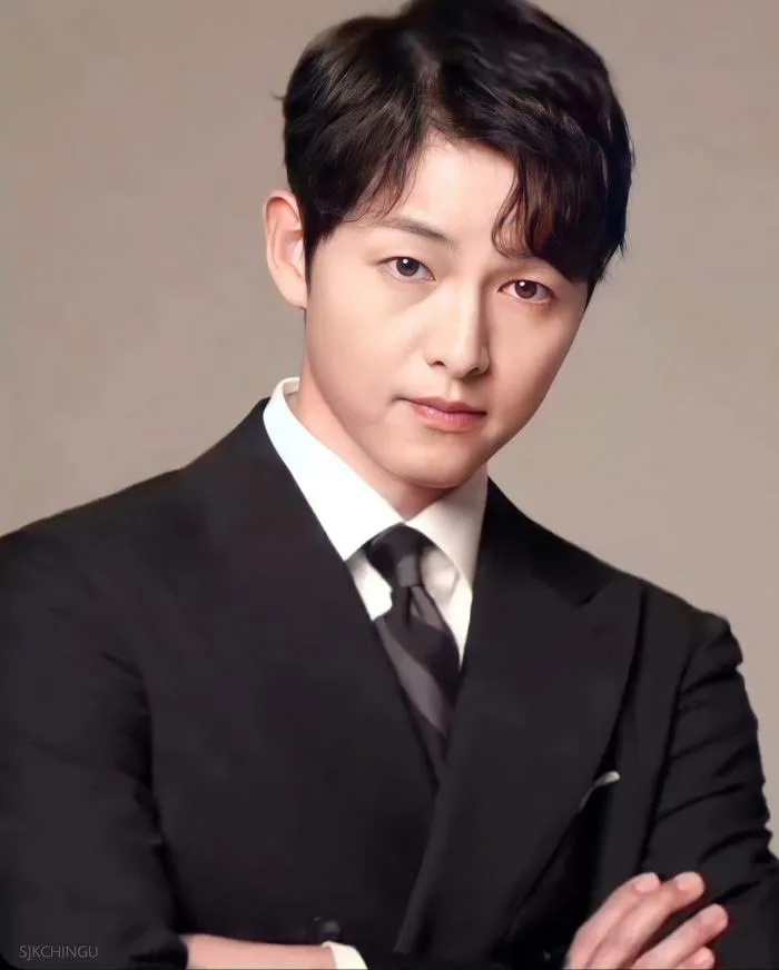 Lộ hình ảnh đầu tiên của Song Joong Ki ở hậu trường phim mới, trang phục  