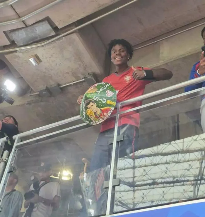 Streamer nổi tiếng thế giới đội nón lá cổ vũ Ronaldo ở World Cup - Ngôi sao
