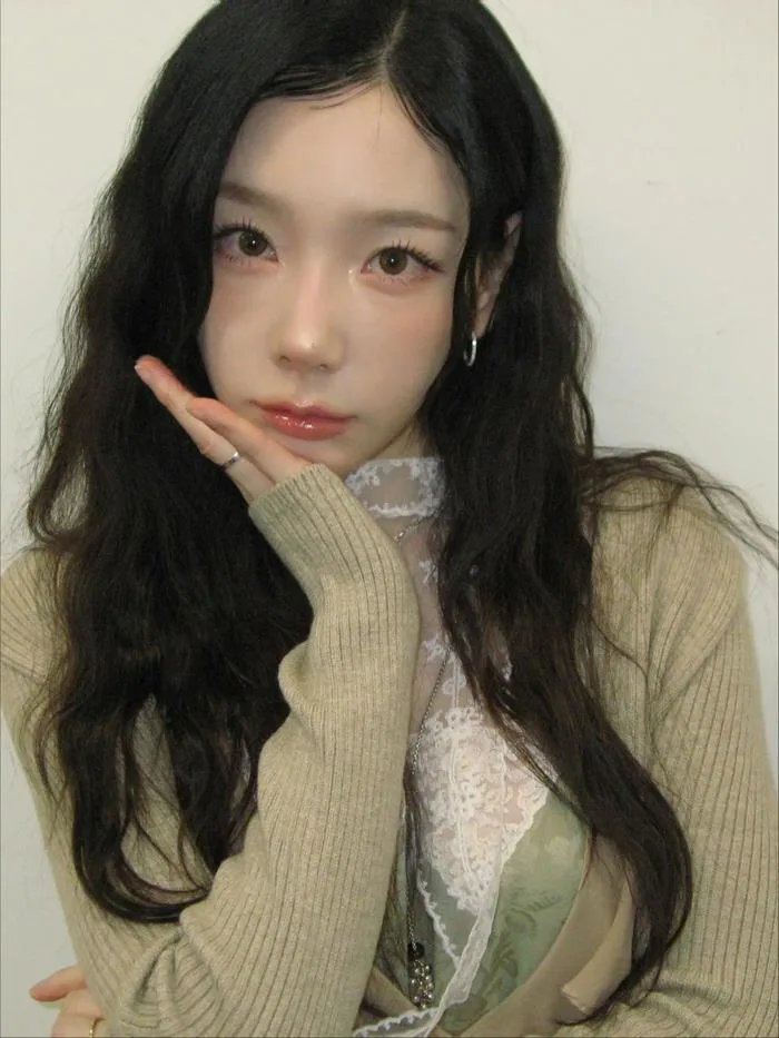 Chiếc túi trang điểm mùa thu của Taeyeon có gì mà dân beauty Hàn đua nhau  học theo?