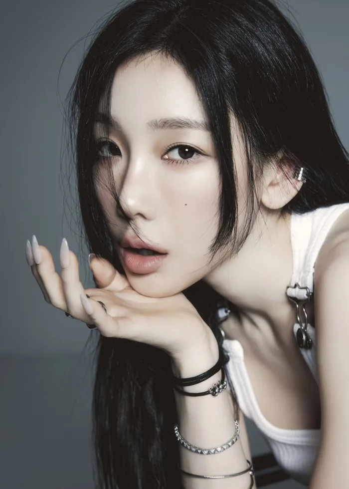 Lisa lần đầu trao giải Quả cầu vàng, Taeyeon tái ký với SM Entertainment  sau 19 năm