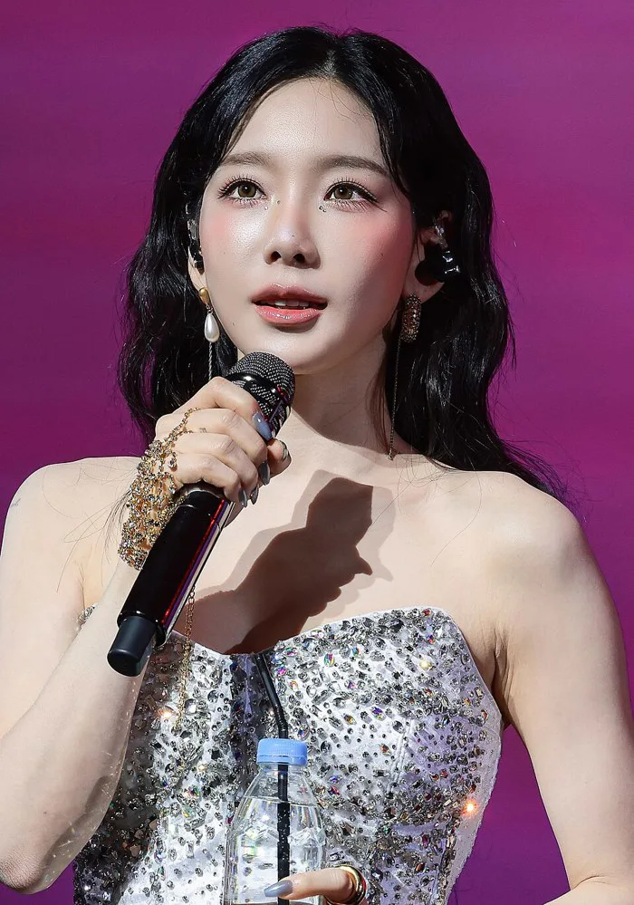 Tập tin:250307 Taeyeon @ -The Tense- in Seoul Day 1 (54371295597)  (cropped).jpg – Wikipedia tiếng Việt