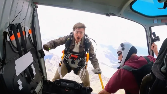 Ngôi sao điện ảnh Tom Cruise lập kỷ lục thế giới - Báo và phát thanh,  truyền hình Vĩnh Long