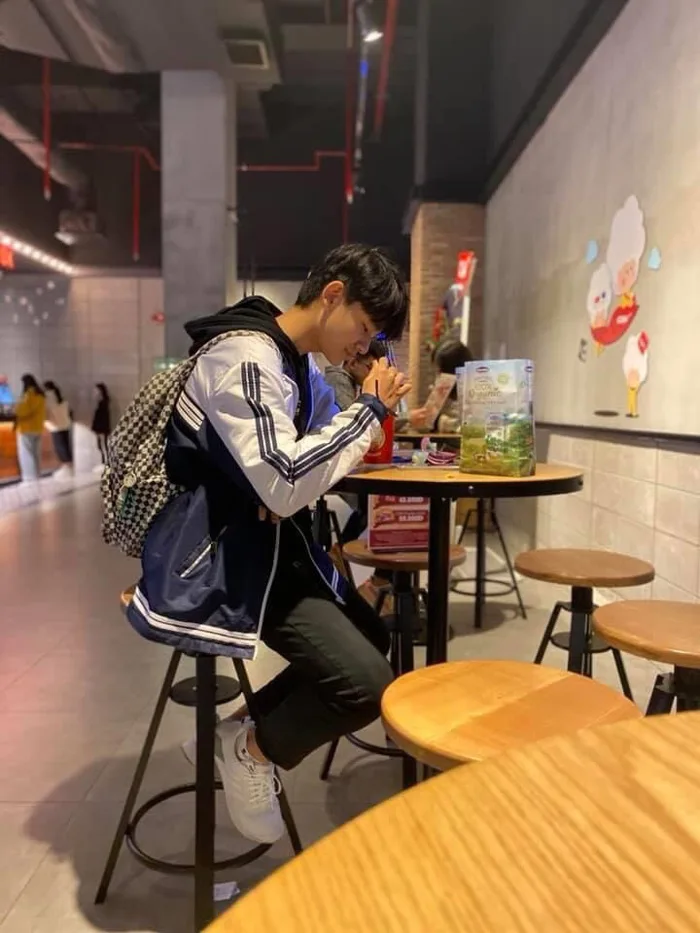 Nam sinh 2K4 có góc nghiêng chuẩn soái ca, soi trang cá nhân mới biết đa tài quá!