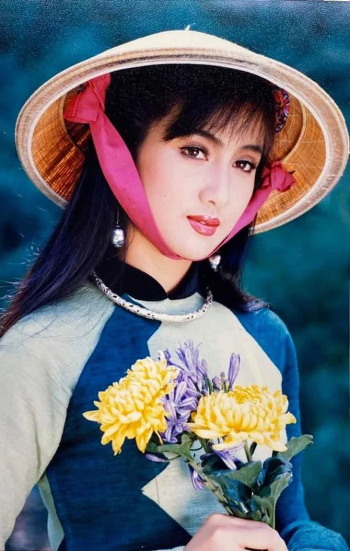 Con trai Nữ hoàng ảnh lịch Hiền Mai vừa 2K4 cao hơn 1m8, nhìn sang mẹ U60 đẹp đến say