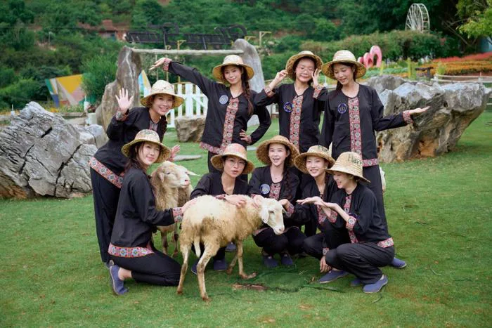 Thí sinh Miss Galaxy Vietnam 2026 trải nghiệm bắt cá, bắt gà ở Mộc Châu