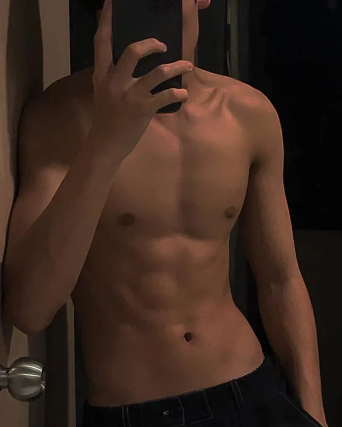 Loạt ảnh body 6 múi của hot boy từng được tuyển thẳng vào ĐH Luật | Báo Dân trí