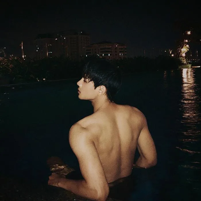 Loạt ảnh body 6 múi của hot boy từng được tuyển thẳng vào ĐH Luật | Báo Dân trí