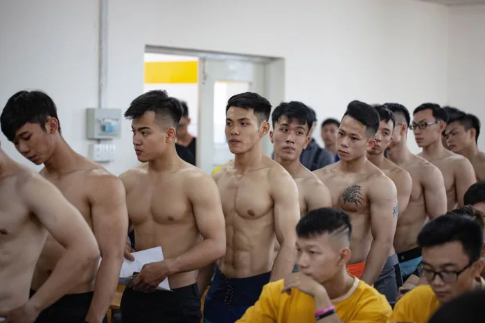 Dàn trai đẹp 6 múi đột nhiên đổ bộ trường Đại học Hutech khiến hội chị em thi nhau thả tim điên đảo