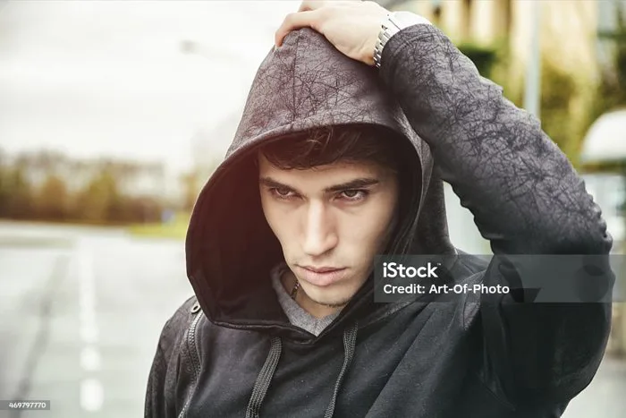 Chàng Trai Đẹp Trai Mặc Áo Hoodie Đen Đứng Ngoài Trời Hình ảnh Sẵn có - Tải  xuống Hình ảnh Ngay bây giờ - iStock