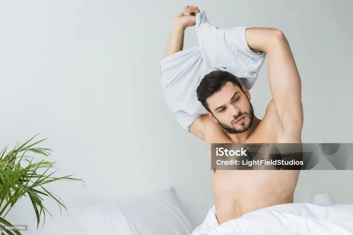 Người Đàn Ông Có Râu Đẹp Trai Cởi Áo Phông Trong Phòng Ngủ Hình ảnh Sẵn có - Tải xuống Hình ảnh Ngay bây giờ - iStock